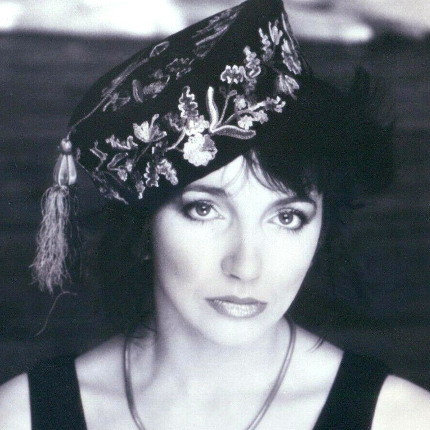 Weird Fix 23: Kate Bush's UFO Encounter, T-Rex Leather Bag & A Fingernail Fact